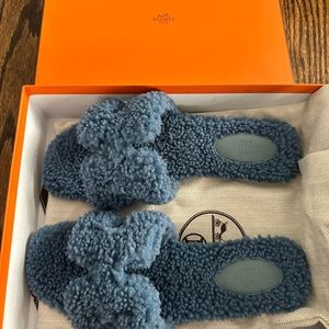BNIB Hermès Oran Shearling Slides - women's bleu (blue) 38.5